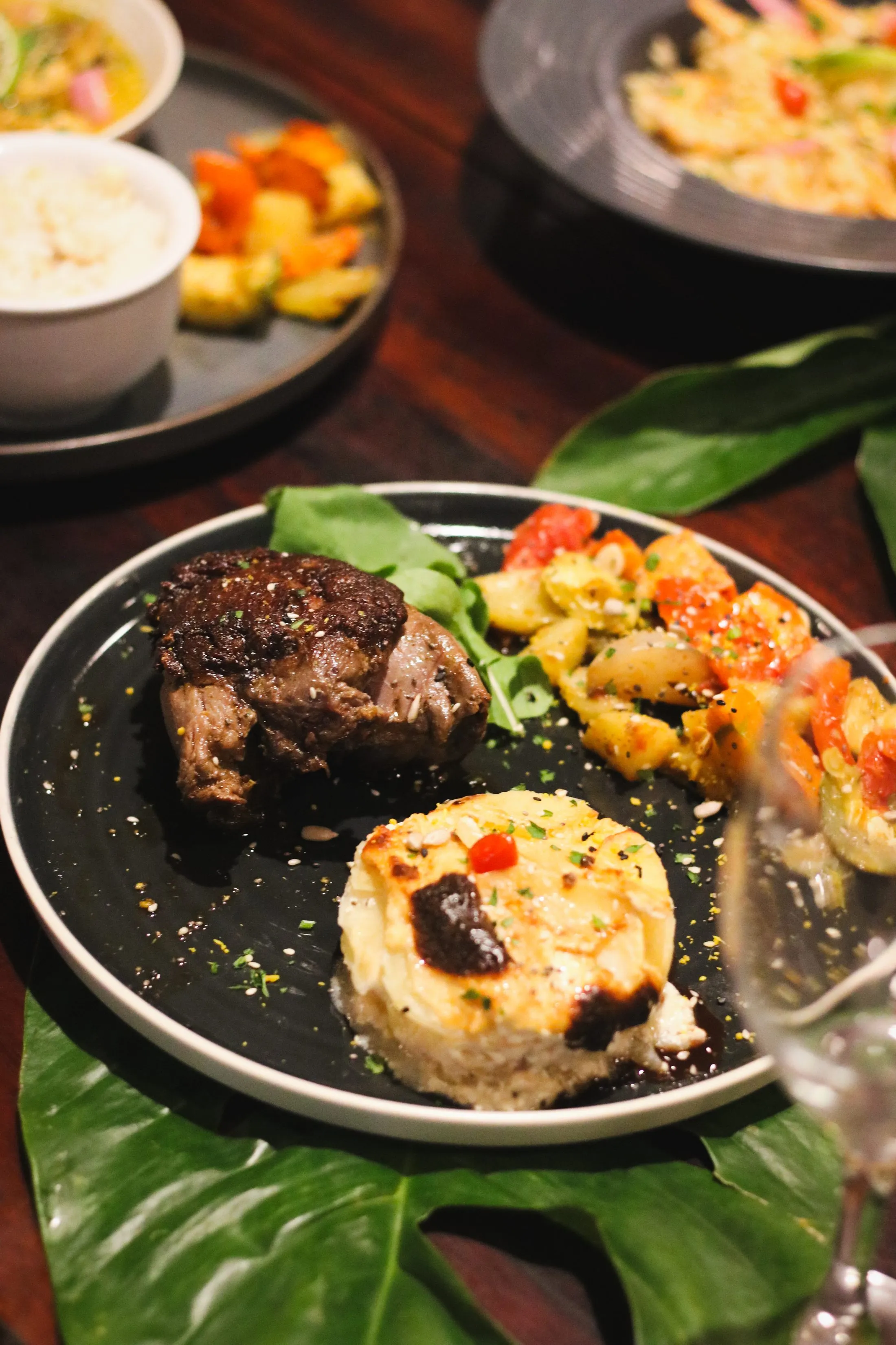 Filé de peixe ao molho tropical com guarnição — Restaurante País Tropical